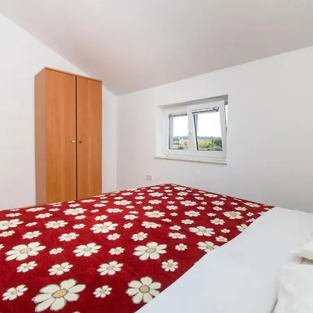 In Mit Garten, Gemeinsamem Pool Und Terrasse Apartman
