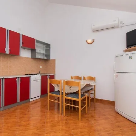 Apartman In Mit Garten, Gemeinsamem Pool Und Terrasse *