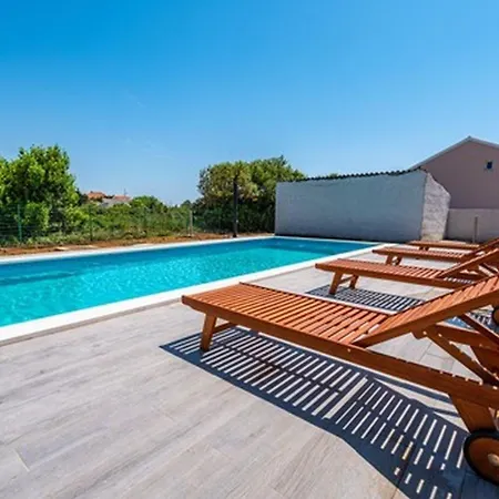 Apartamento In Mit Garten, Gemeinsamem Pool Und Terrasse