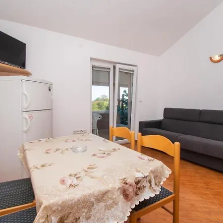 Apartman In Mit Garten, Gemeinsamem Pool Und Terrasse Nin
