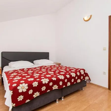 Apartman In Mit Garten, Gemeinsamem Pool Und Terrasse
