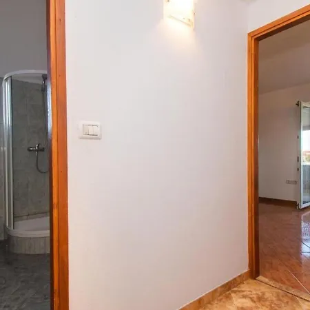 Apartman In Mit Garten, Gemeinsamem Pool Und Terrasse *