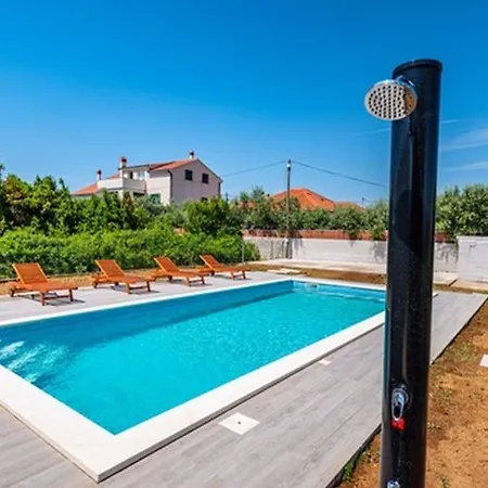 In Mit Garten, Gemeinsamem Pool Und Terrasse