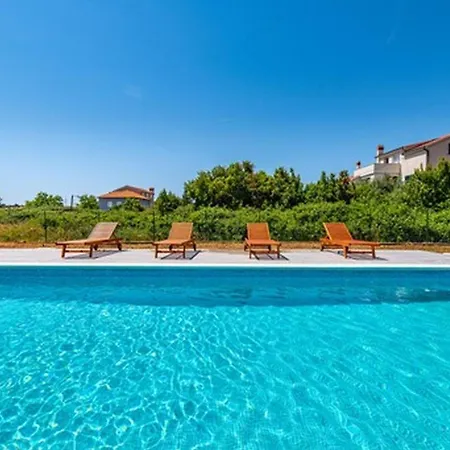 Apartamento In Mit Garten, Gemeinsamem Pool Und Terrasse *
