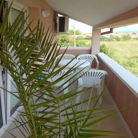 In Mit Garten, Gemeinsamem Pool Und Terrasse Apartman *