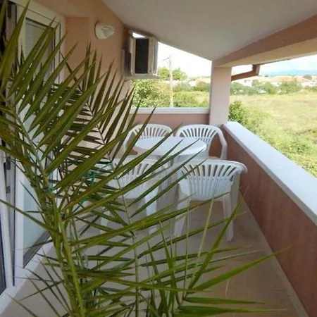 In Mit Garten, Gemeinsamem Pool Und Terrasse * נין